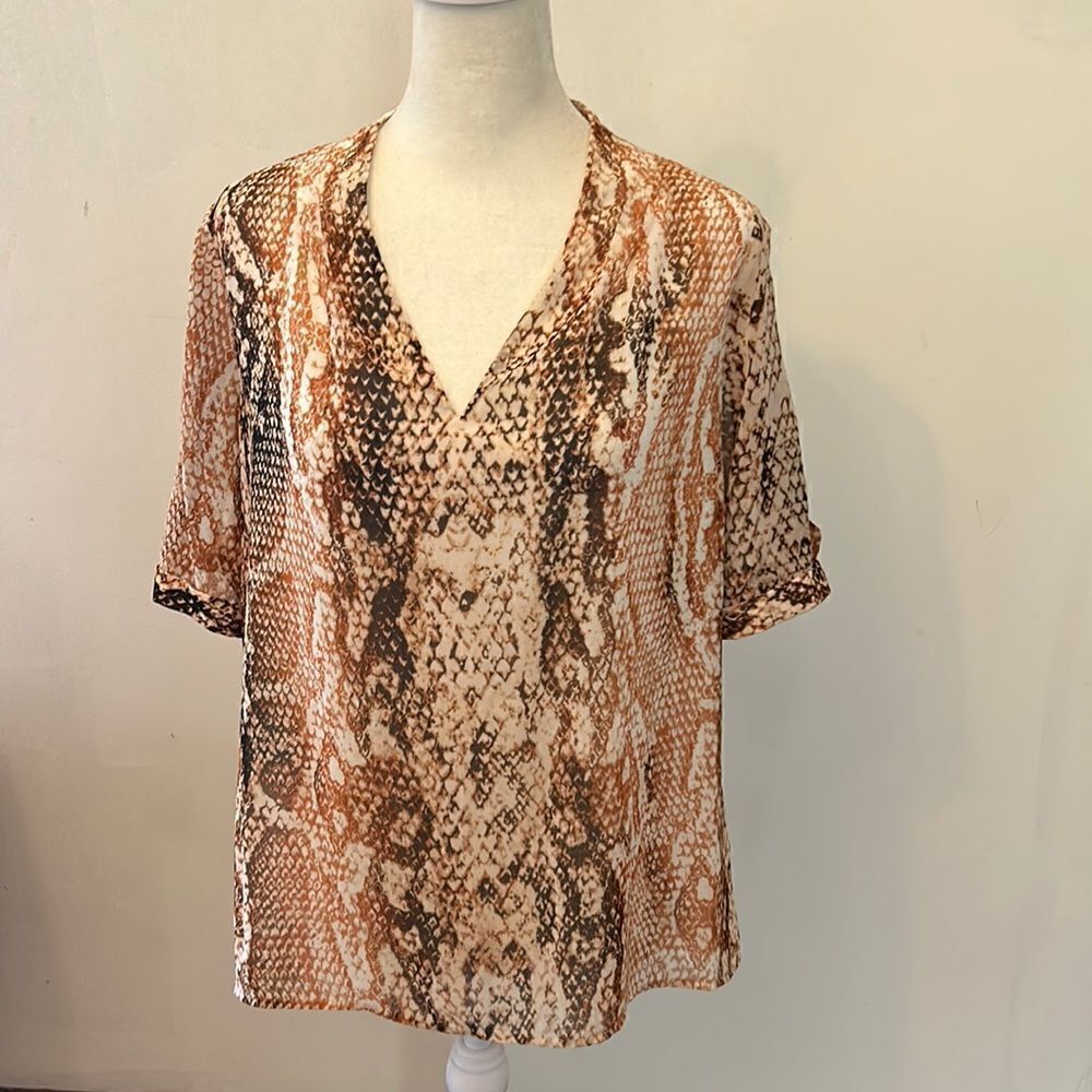 Calvin Klein snakeskin short sleeve V neckline blouse Size M New